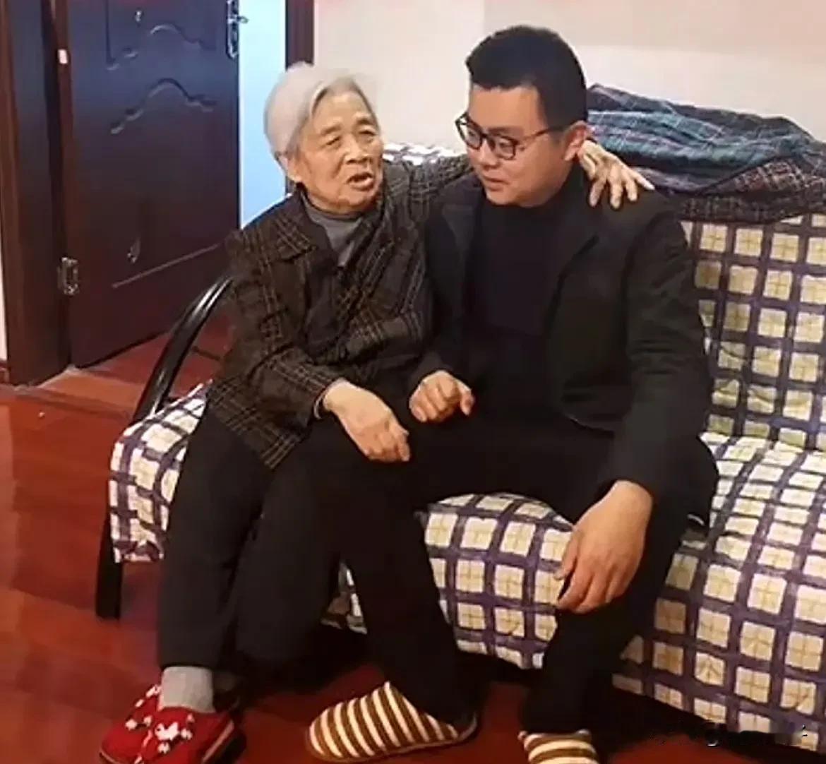 许姥对于亲外孙郭威，
她是打心眼里疼爱的，
而对于假孙姚策，
那份爱却是深入骨髓