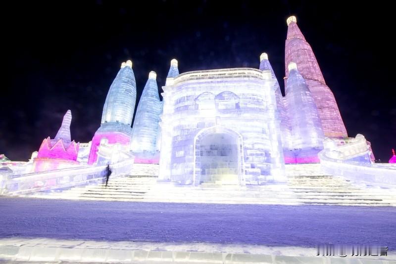 这天气真是魔幻！哈尔滨冰雪大世界在3.8度的反常气温中渐渐消融，让期待冰雪奇观的