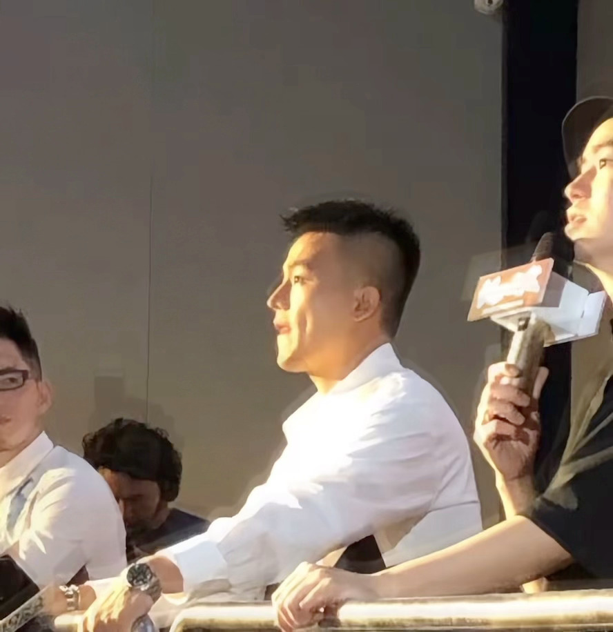 谁家老公啊，痞帅痞帅的 