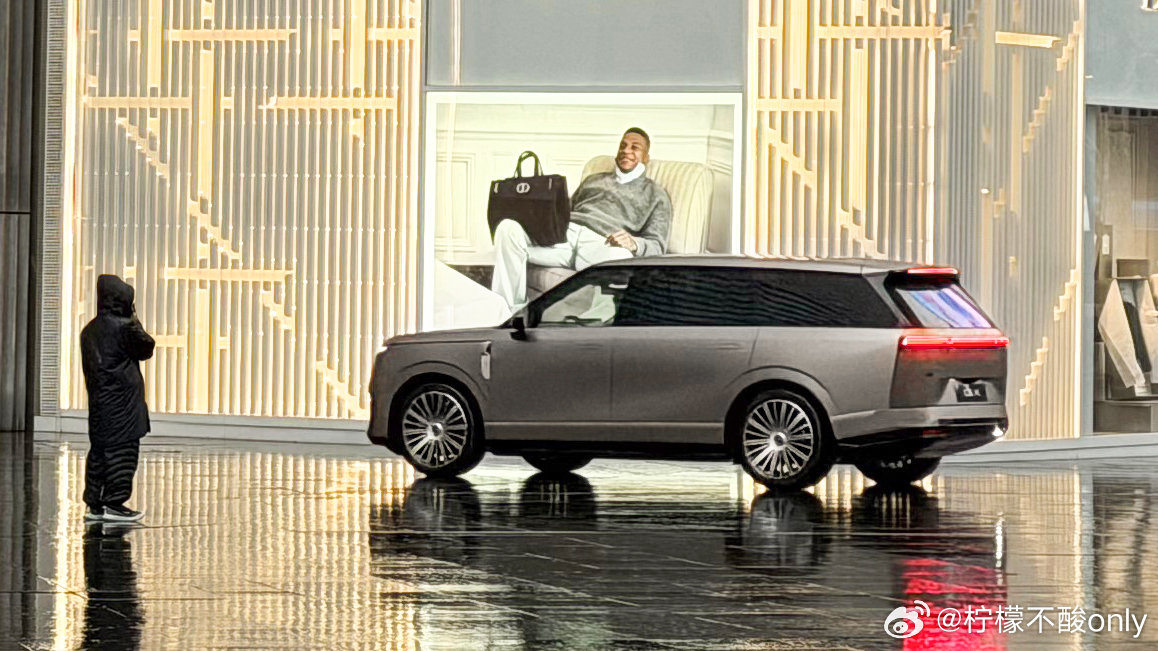 小鹏GX哑光金实车曝光小鹏GX新色被拍老登风味十足啊！真有豪车那味儿了，这次估计