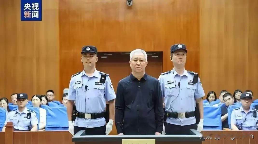 有人说  前妻会五味杂陈

其实，她一定是非常庆幸自己，早就逃之夭夭了


现在