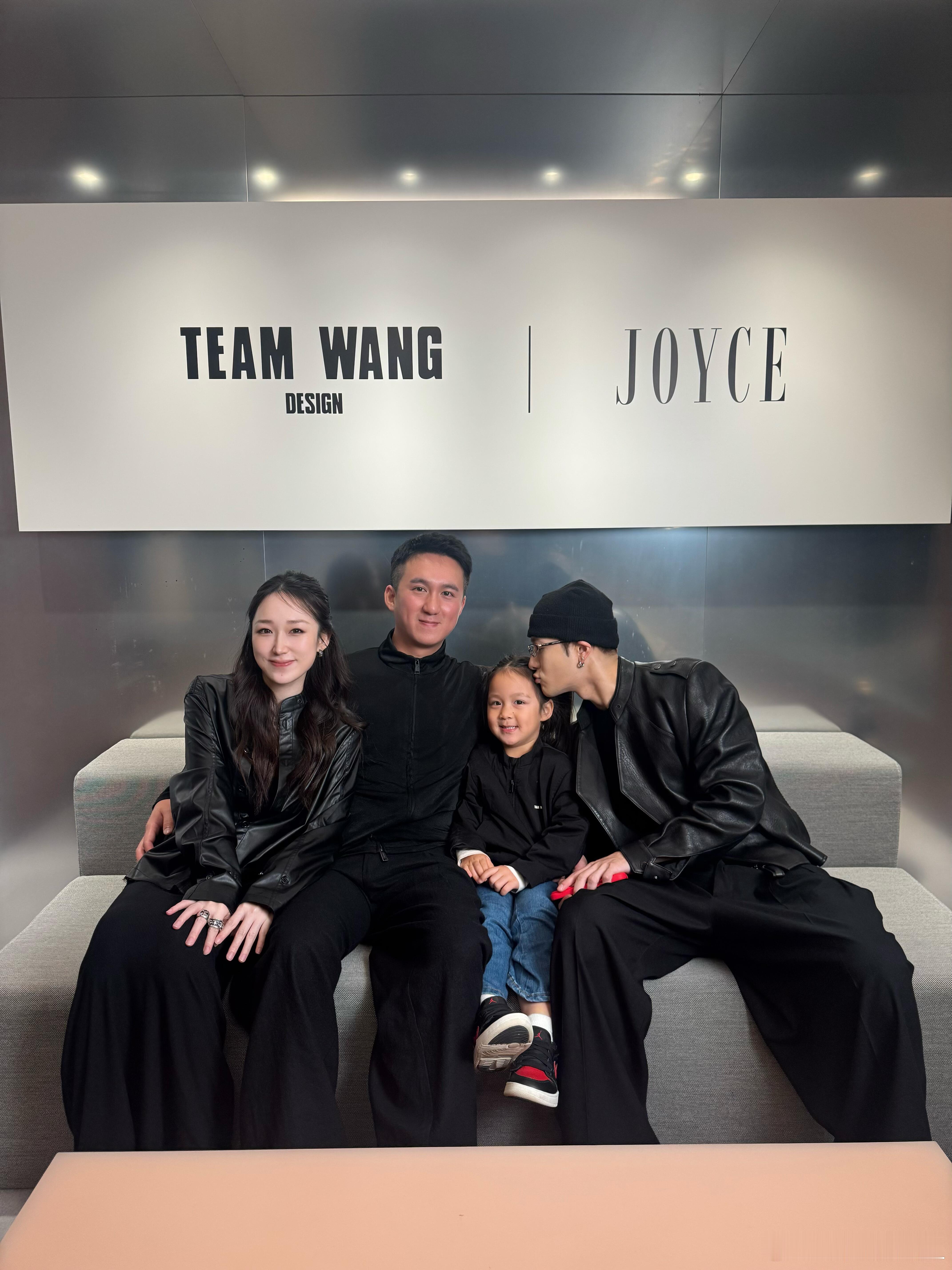 右边更像一家三口😂 