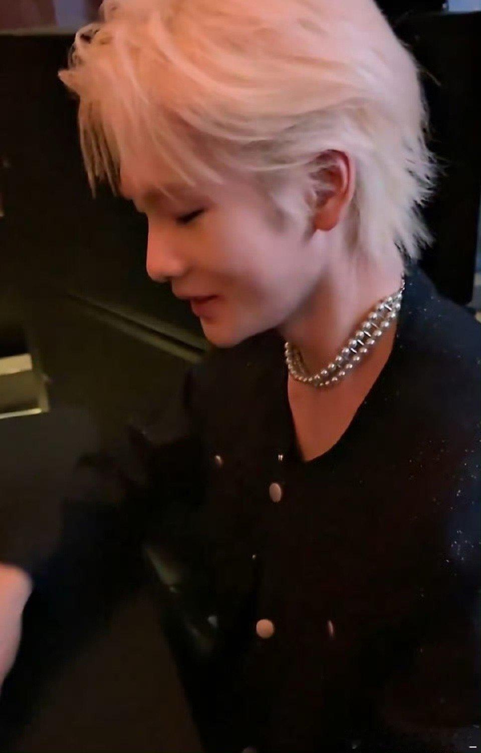 周震南 差点被微博年会做局了 别人年会领奖品，周震南年会在渡劫。麻将赌约让他体验