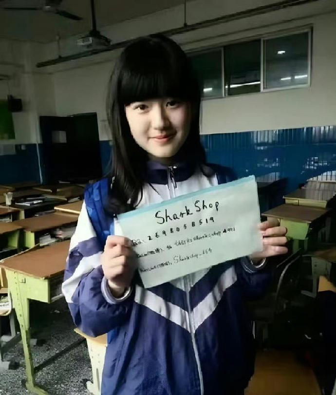 中学时期的赵露思和虞书欣，真的是从小美到大。 