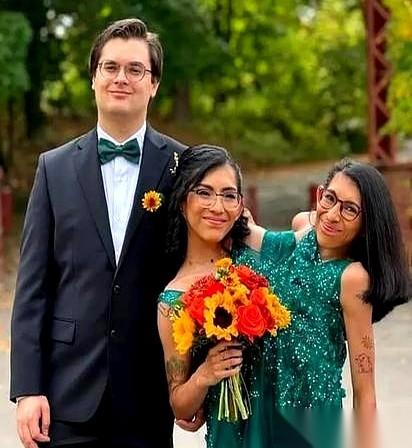 共用一套生殖系统的连体姐妹卡门，结婚了。
婚礼就在康涅狄格州一座叫“情人桥”的地