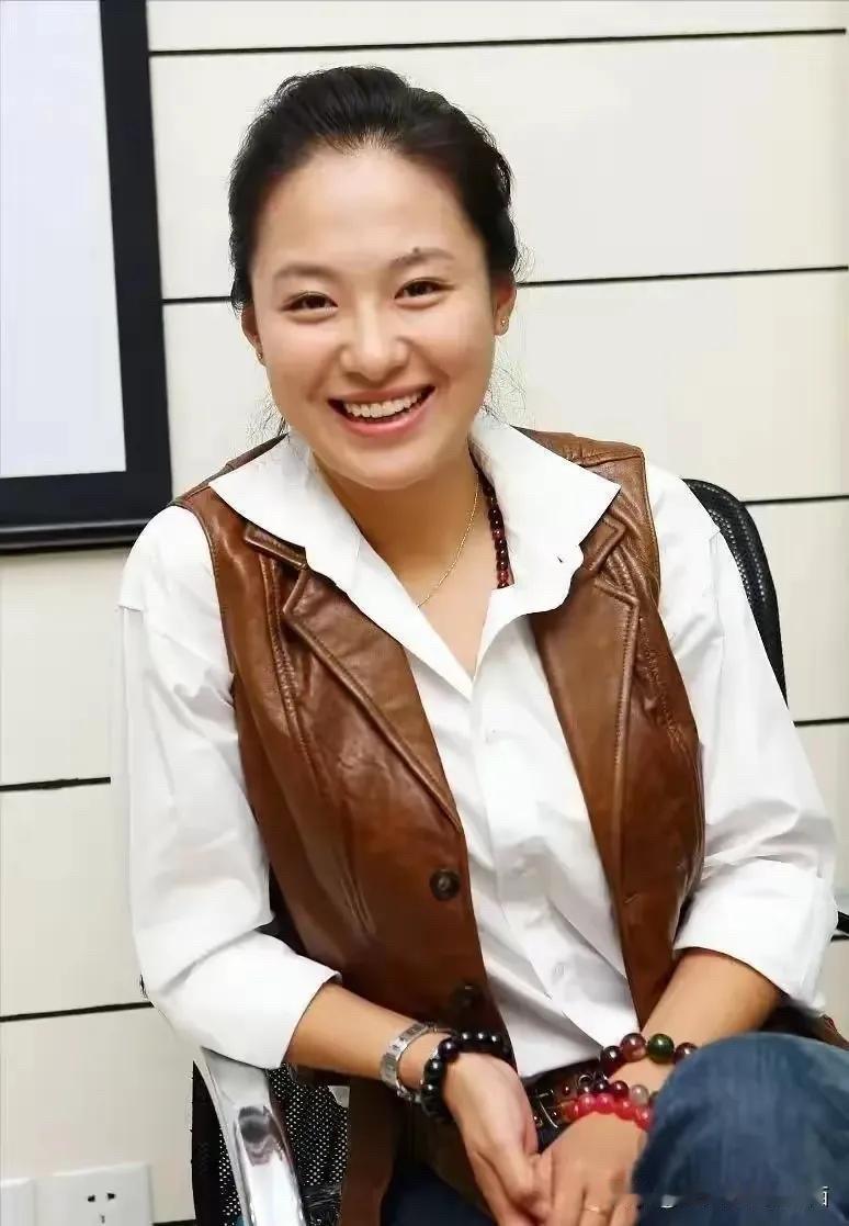 她这颜值在同龄中真的是无人可比，大大的眼睛，甜甜的笑容，彰显出温婉，贵气，看起来