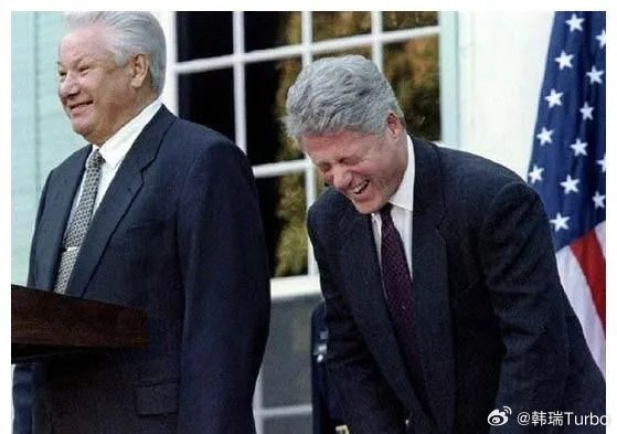 就挺神奇的，现在各大评论区突然就没有俄乌时期疯狂叫嚣侵略的人了，现在成“解放”了