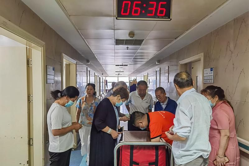邻镇有位68岁的老年女性，突发脑梗死之后，家属仅为其喂服清水，未提供任何经口进食