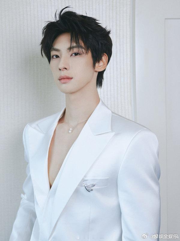 颜安[超话]刘涛余宇涵隔空送颜安生日蛋糕直播突然变庆生现场，我跟弹幕一起疯狂刷 