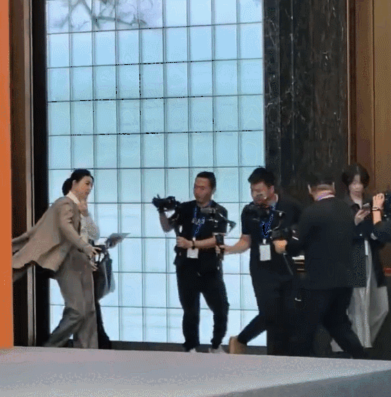 郭晶晶上海参加活动，边走路边穿外套的样子太飒了，核心强大的女人就是自带松弛感！每