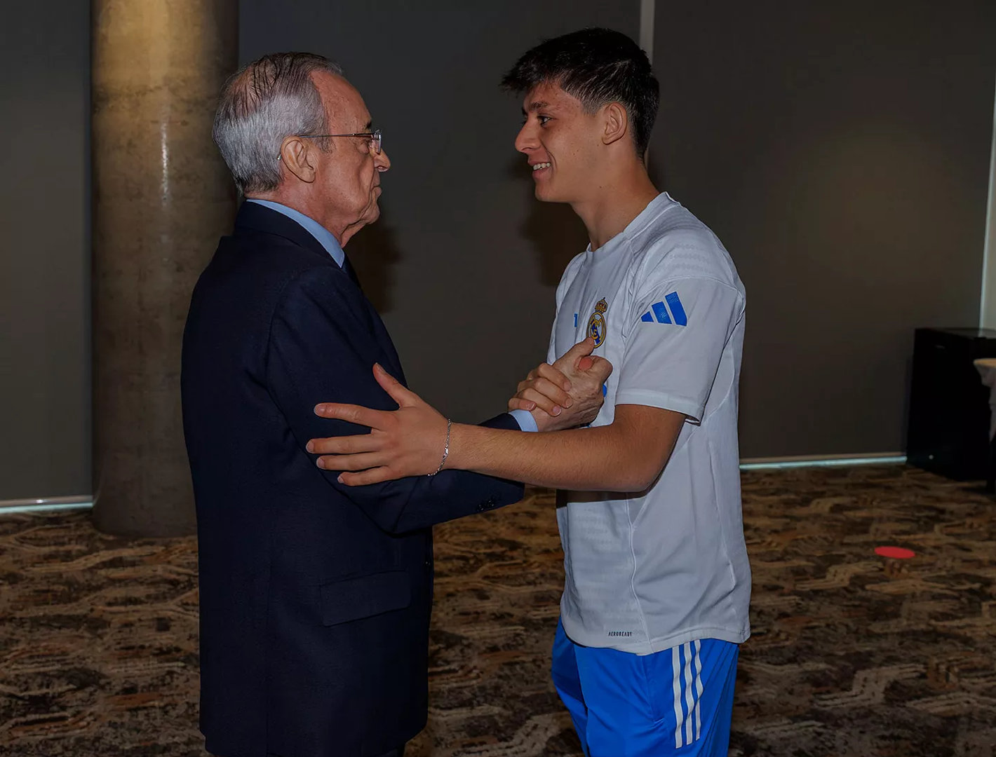 弗洛伦蒂诺赛前来到下榻酒店慰问球队众将。欧冠联赛曼城vs皇马