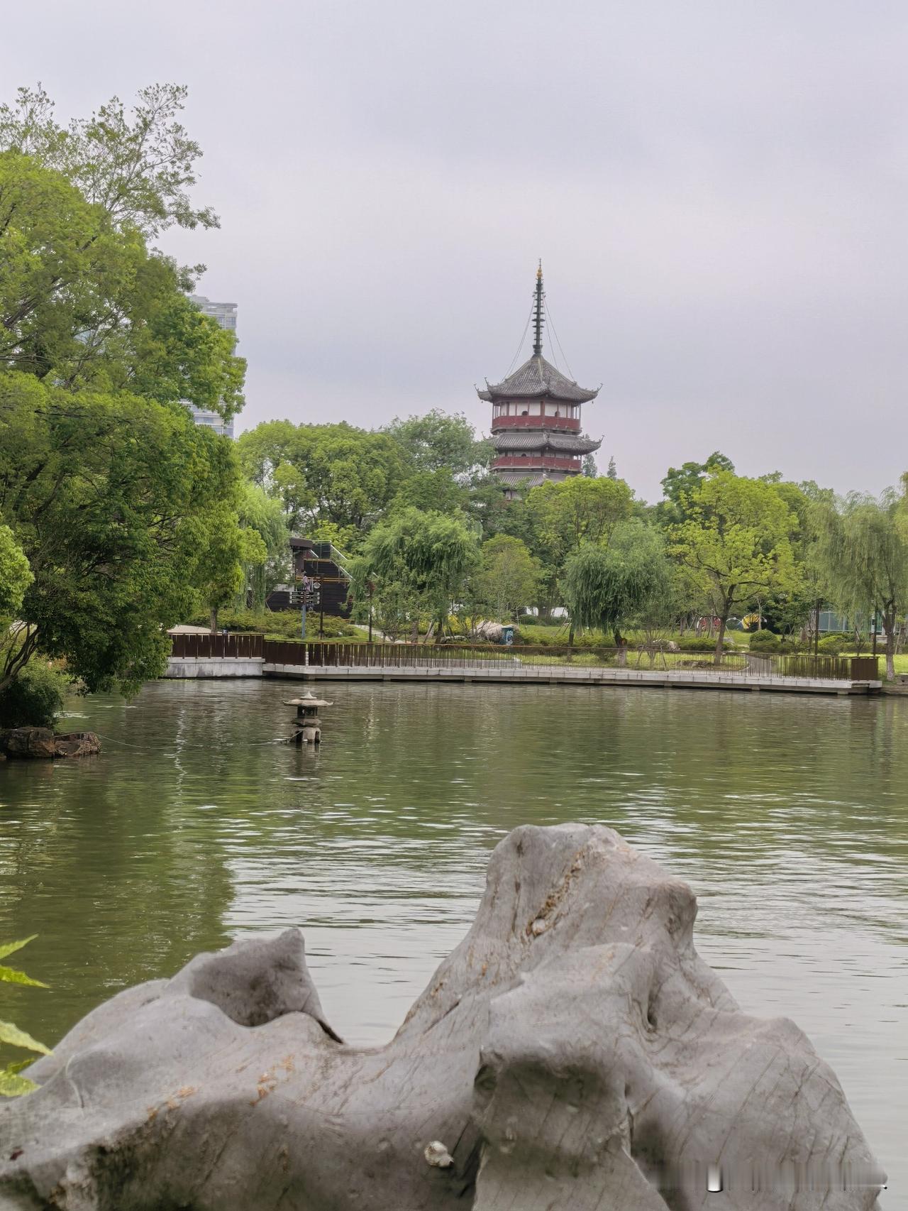 南通文峰公园，在文峰塔的南边，大门口边上有个停车场，公园里的小环境蛮好的，是个遛