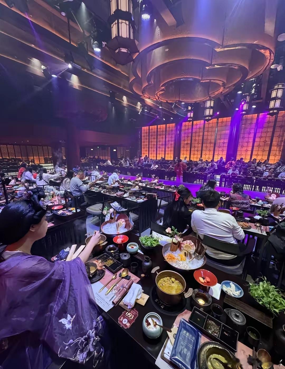 重庆的一家饭馆，食客可以一边享受美食，一边欣赏古装表演，店家甚至还提供服装，供客