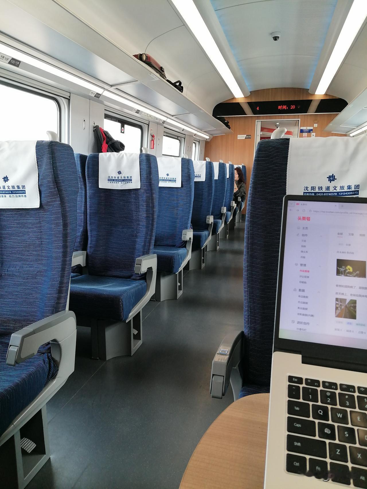 火车上，一个小男生帮了我一个大忙。

因为明天要出门，手边的工作我想尽量地多做一