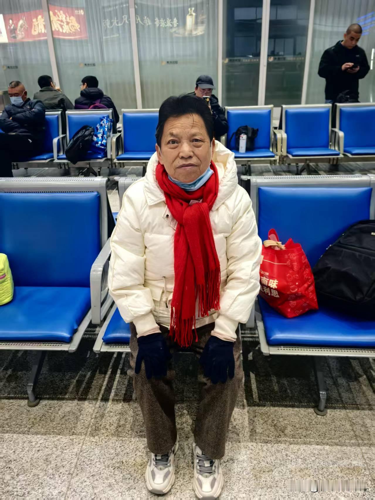 老妈身上长蛇胆疮（带状疱疹），为了不让我们担心，这几天连电话都不打了。

我和妹