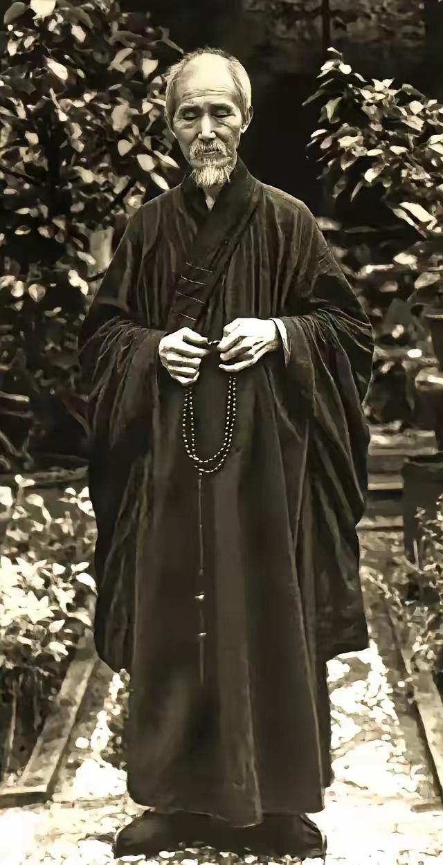 1943年，蒋介石把虚云禅师请到重庆官邸，说是请他吃茶，其实是心里有事，那年日本