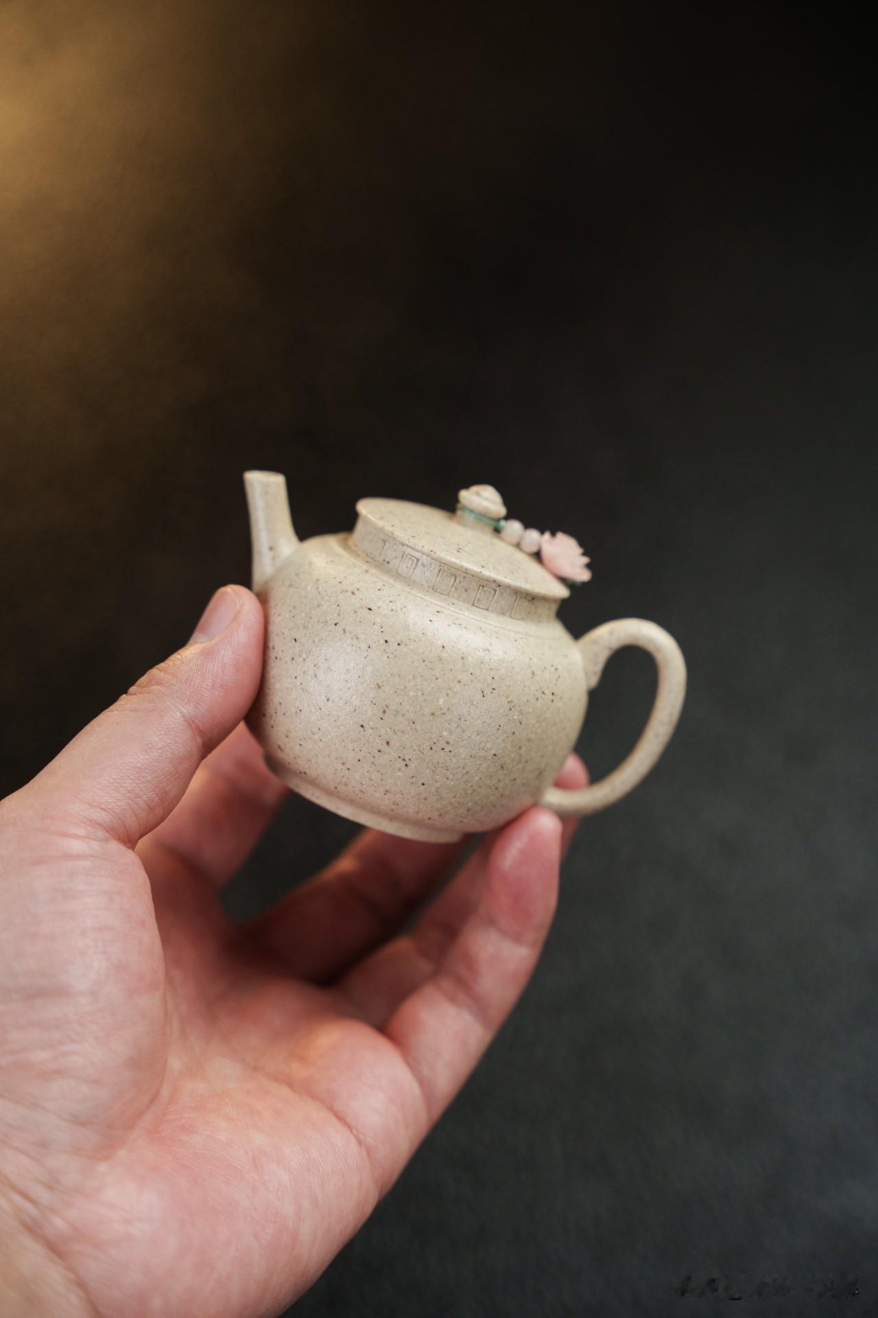 由里到外的擦拭清洗
紫砂茶具长期不用，或疏忽未及时将茶渣倾出，发生霉变或产生异味