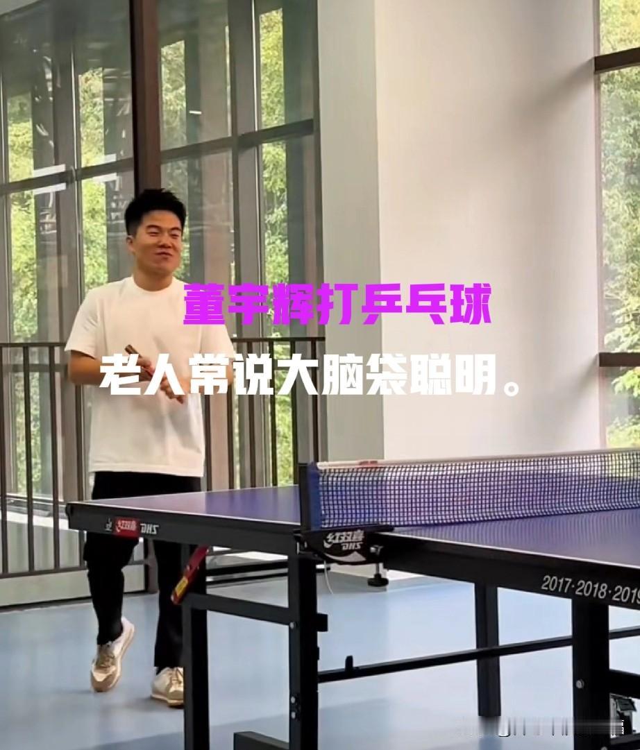 羽毛球我觉得不难？乒乓球太难打了，那么小，那么脆，和球拍一碰就不知道跑哪去了？