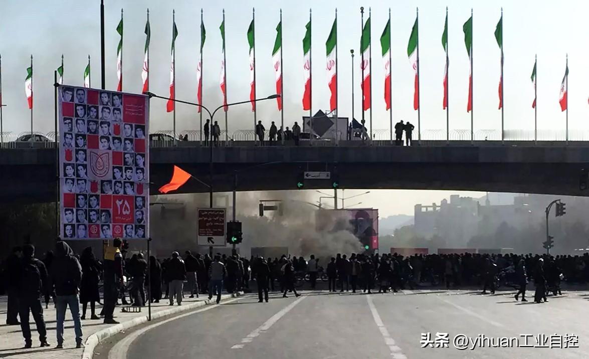 【美伊关系日趋紧张】
    在伊朗东北部北霍拉桑省爆发骚乱的背景下，特朗普似乎