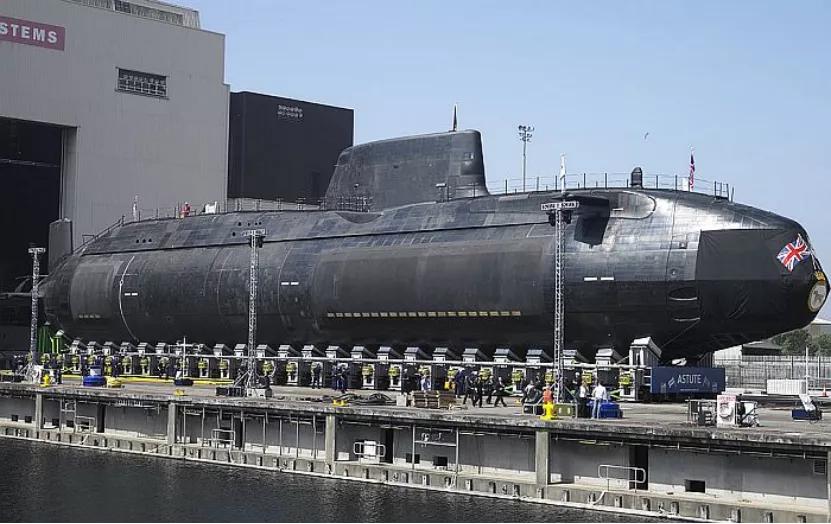 英国“机敏”级攻击核潜艇
“机敏”级是英国皇家海军最新一代、也是迄今为止最强大的