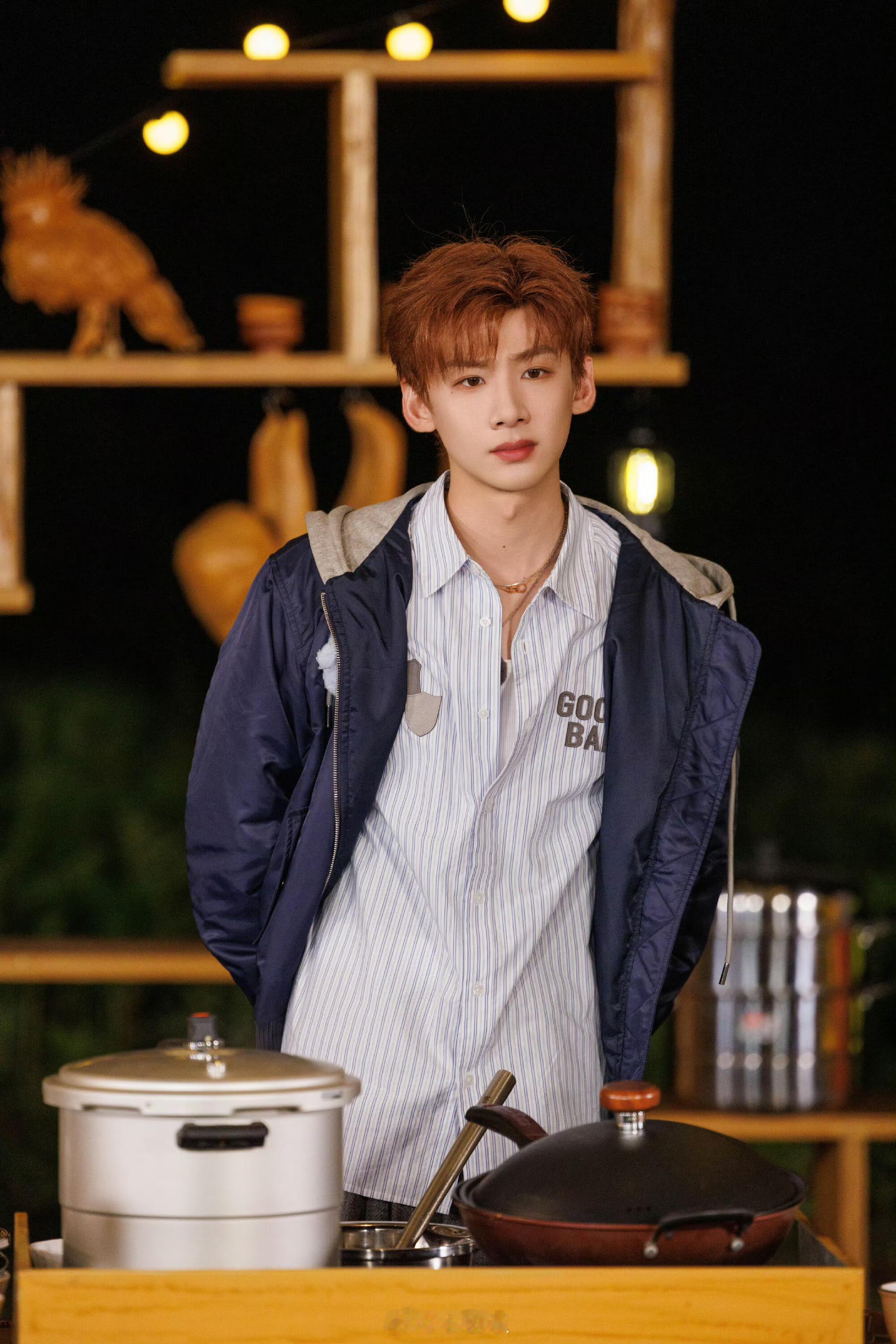 《现在就出发3》烤肉局太绝了！白敬亭顺时针抓肉超专业，还霸气“管控”范丞丞，这厨