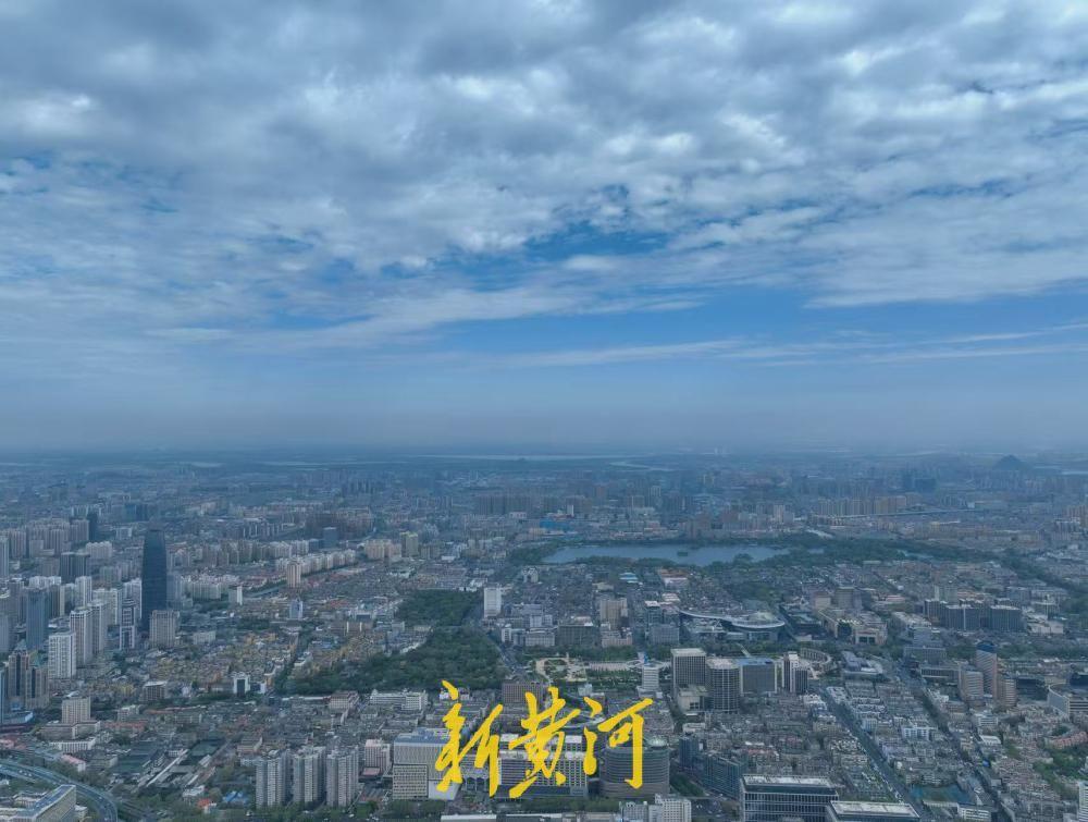 高楼耸立翠林相映，泉城云卷云舒迎绝美春日画卷！4月8日，“泉城蓝”上线，湛蓝的天