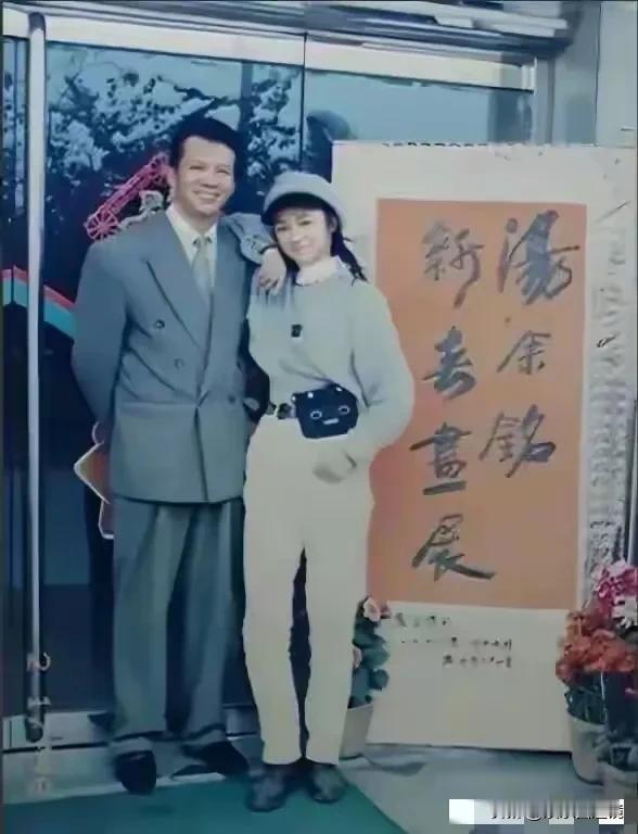 这是汤唯年轻时，在父亲的书画展上，与父亲的一张合影。
那时的汤唯看起来很年轻，很