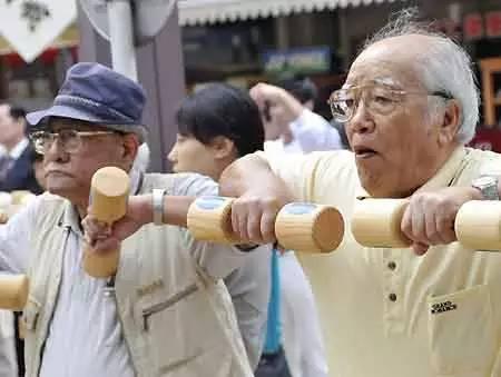 日本养老行业已经走到危机边缘，护理人员老龄化严重，用工缺口还在持续扩大，一名六十