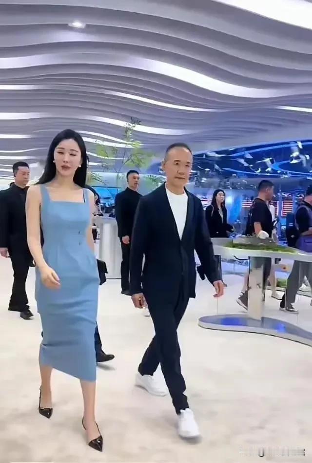 虽然年龄相差30岁，但这对老夫少妻看起来并没有多少违和感。
王石73岁，小娇妻4