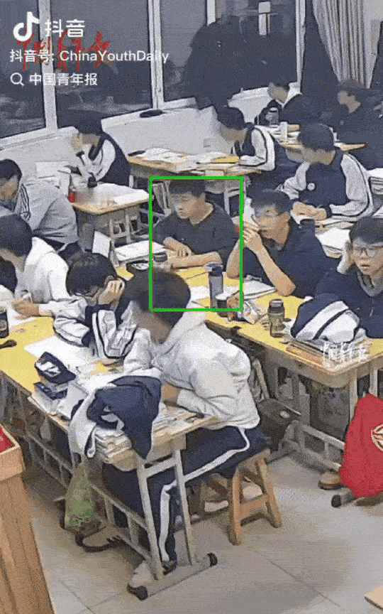 刘老师真是一位有心人，为紧张复习的高三学生送上一份新年礼物。