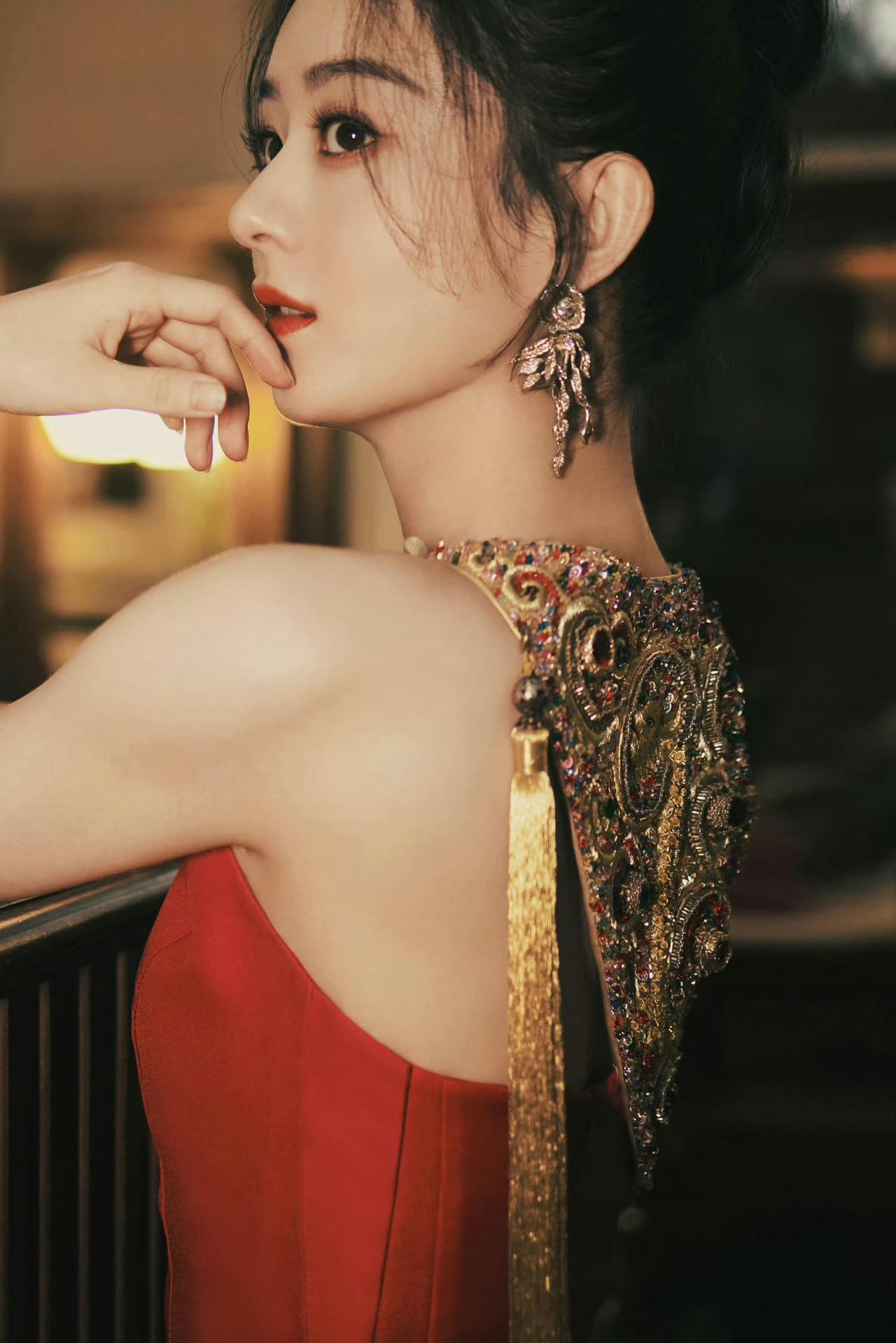 赵丽颖复古红裙封神！民国千金氛围感直接拉满✨
 
谁懂啊！赵丽颖这组复古大片真的