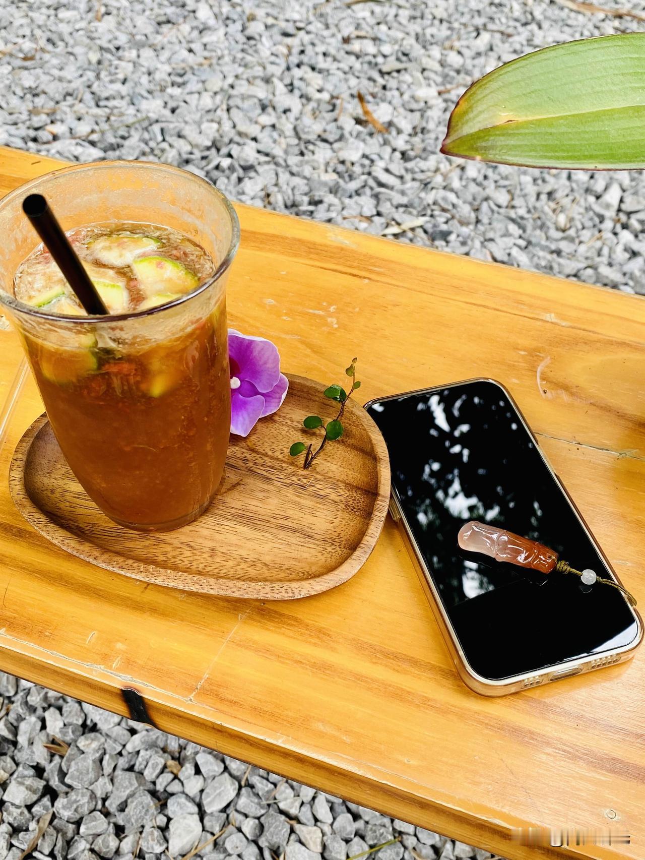 偷得浮生半日闲🎋
古人对竹子的评价，读来让人清净欢喜:虚怀若谷的谦逊、宁折不弯