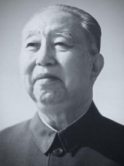 华国锋十分尊重老同志。原江苏省委书记、新四军老战士江渭清因战备疏散被安排到长沙马