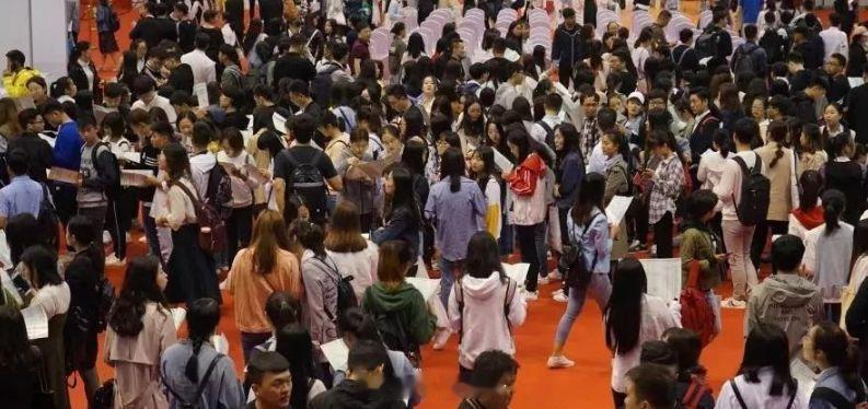 听着就吓人，开这些场会议我感觉这些人已经成为了职场精英，不过我挺佩服这些人的精力