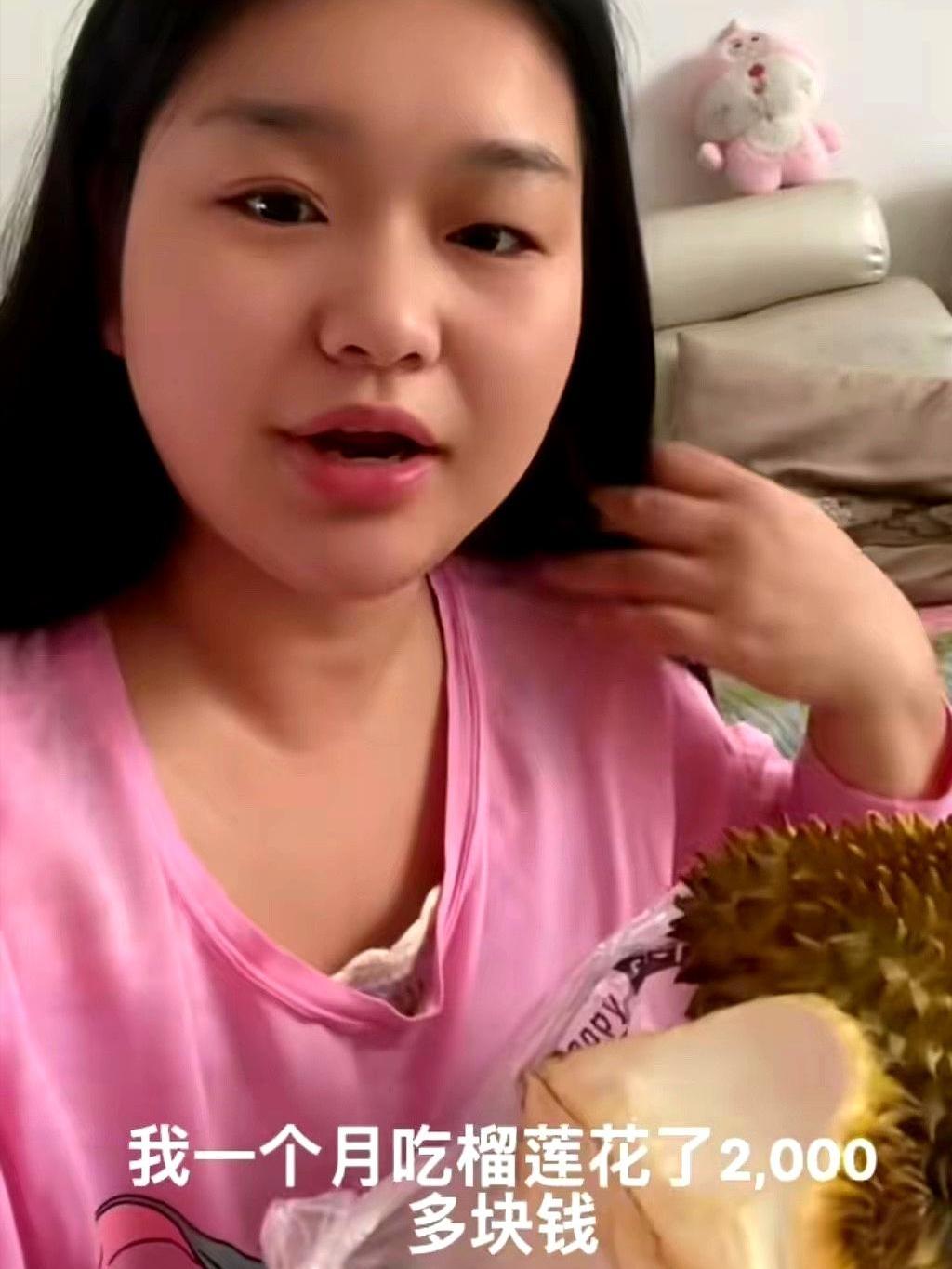 今早刷到个离谱的短视频。
有个女生对着镜头晒自己的日常。
她说自己嘴挑，一天必须