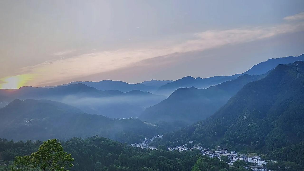 旅行随手拍清晨的市场里，老奶奶的竹篮里堆着带露的杨梅，红得发亮，指尖刚碰到篮沿，