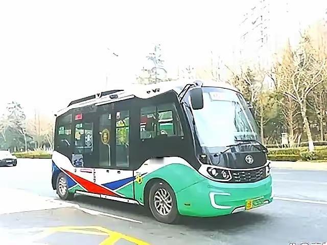 一觉醒来，青岛公交大车换小车了。
外观超萌的“宝宝巴士”，身长6-8米，一上路就