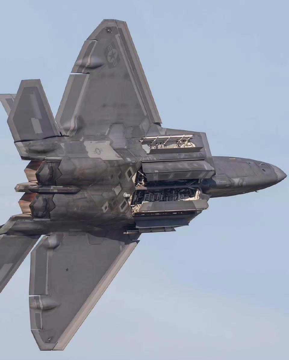 F22开启弹仓全过程