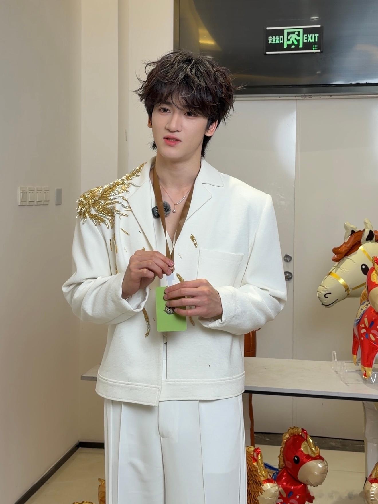 邓佳鑫上音综像是来交友的 别人上音综想拿好名次，邓佳鑫想多认识几个志同道合的朋友