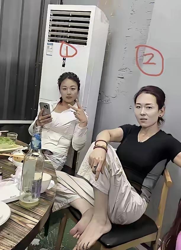 如果是你，你选择100 万，还是选择我们其中的一位？不许撒谎，说实话！