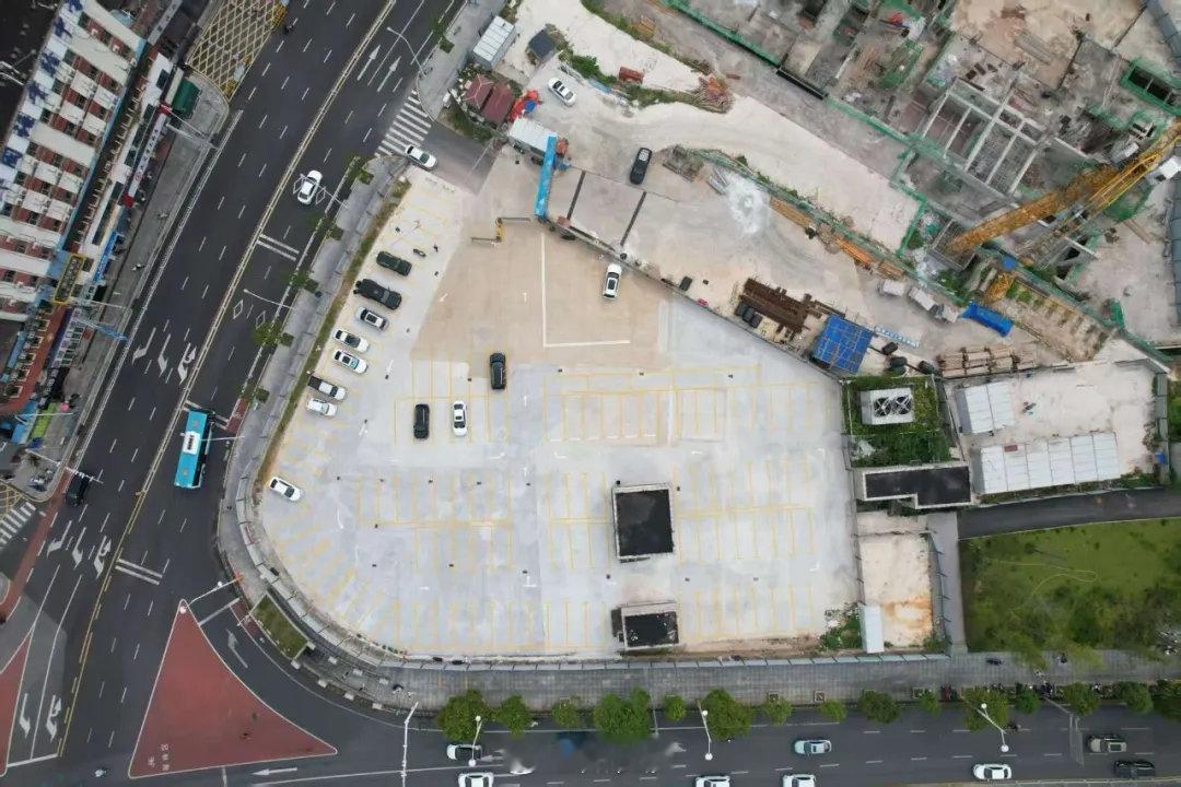 【长沙湘江新区闲置地长出108个车位】近日，走进湖南湘江新区望月湖街道荣华社区高