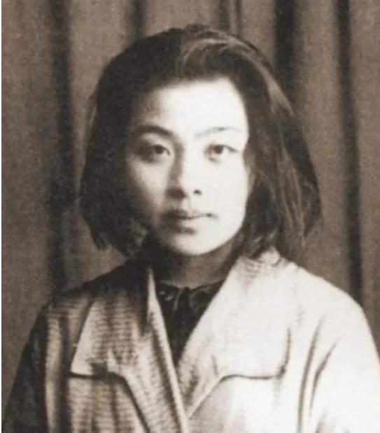 1928年，民国才女丁玲同时爱上了两个男人，哪个都不舍得分开，于是提出了三人同居