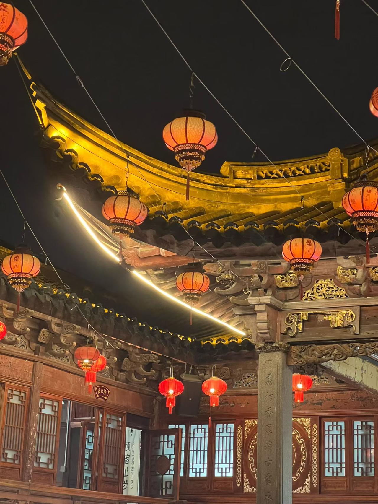 分享一张随手拍古香古色古城还是美。