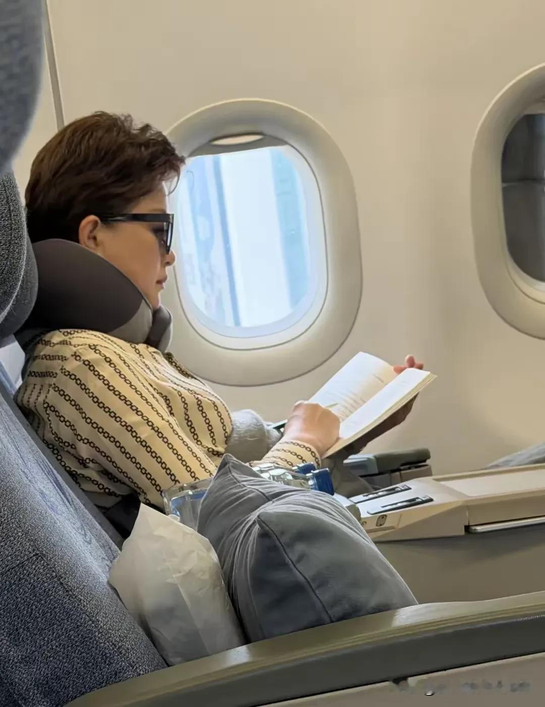 知识女性就是不一样，在飞机上也不忘看书充电！[赞][赞][赞]