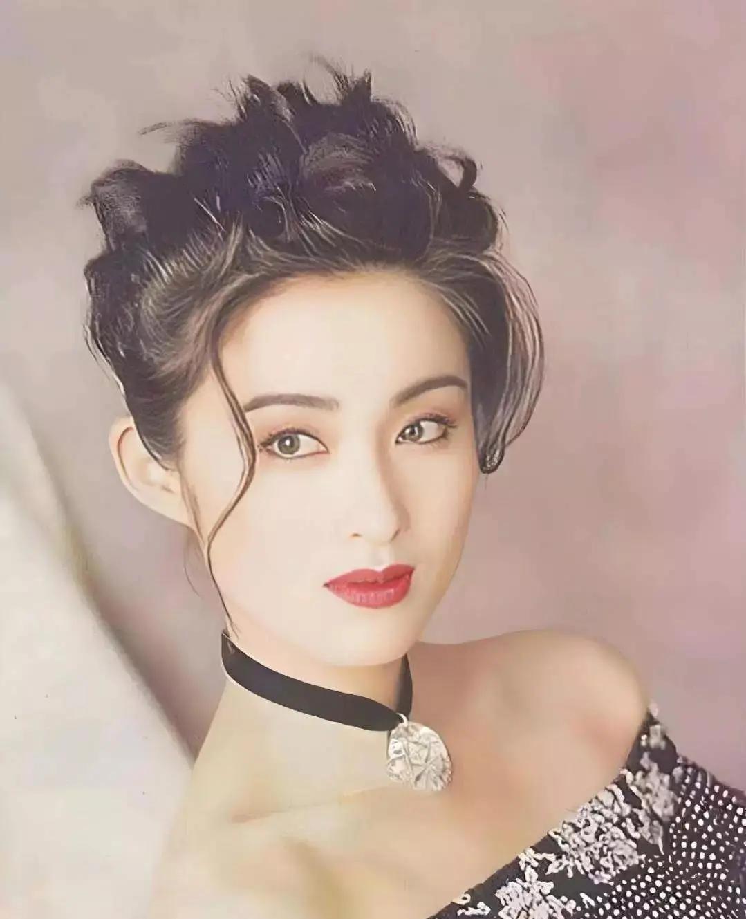 1996年，26岁的张敏离开香港，独自来到上海。
 
对当时的她来说，这不是一次
