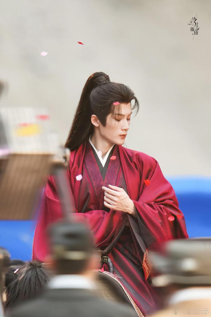 檀健次歌声好温柔谁能拒绝檀健次在央视五四晚会的温柔演唱！《路过，人间烟火》旋律舒