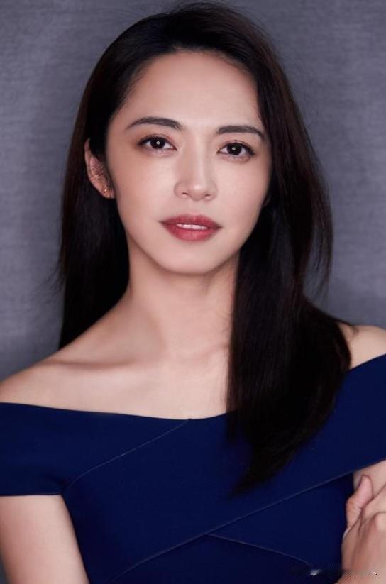 好奇查了一下姚晨的出身，不查不知道，一查才知道，姚晨根本不是资源咖，她就是一个不