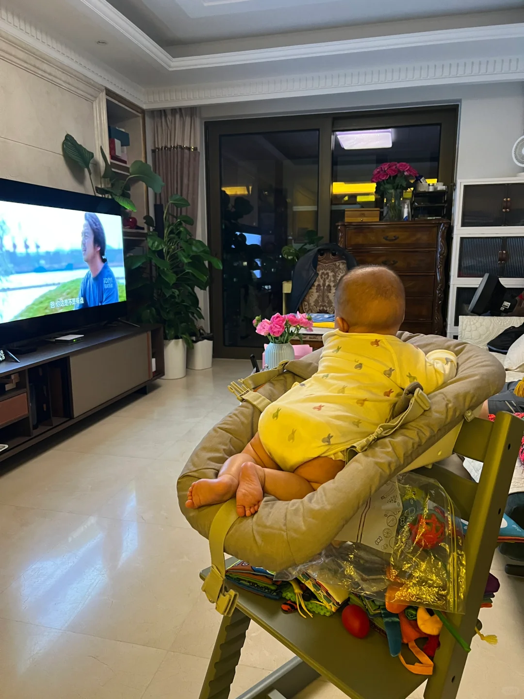 她好像在偷偷看电视耶👀