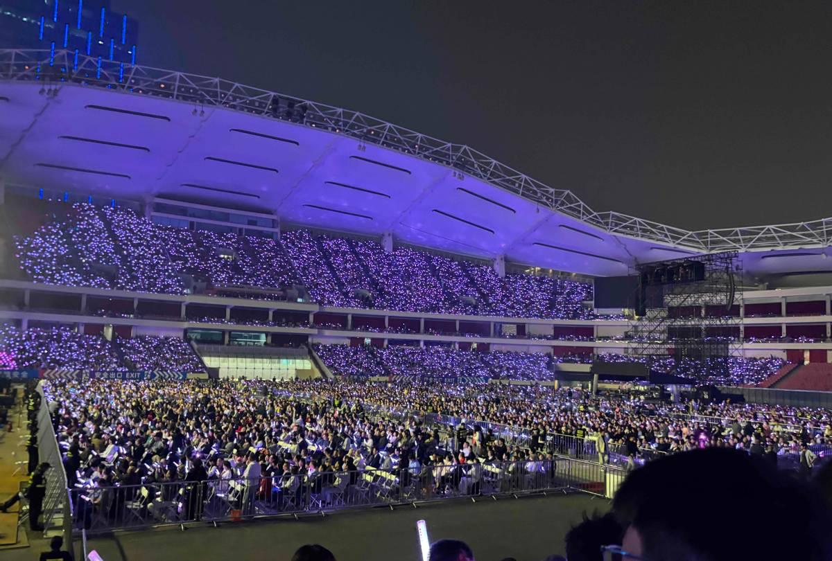 谭咏麟在上海开唱，75岁唱满三小时，嗓子一点没掉链子。
昨晚梅奔中心
8万张座全