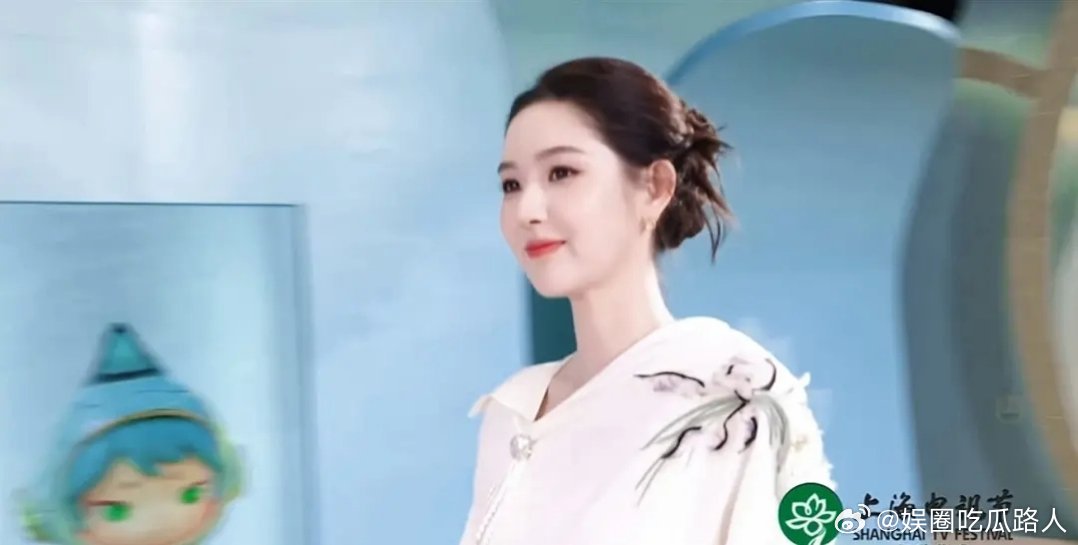 不理解王玉雯拍了礼服出发照穿睡衣走红毯是什么逻辑，咖啡洒裙子上了？ 